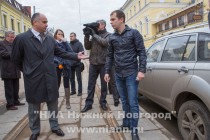 Олег Кондрашов провел разъяснительную беседу с некоторыми водителями, припарковавшими своим машины на проезжей части улицы