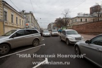 Стоянка автомобилей должна осуществляться с одной стороны, но водители оставляют машины в нарушении правил ПДД