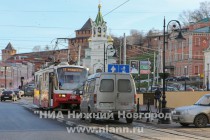 Трамвайные пути заблокированы припаркованным автотранспортом практически на всей ул. Рождественской
