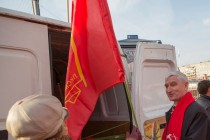 Николай Рябов раздает флаги