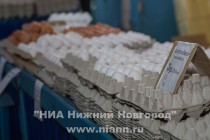 Продукция птицефабрик на прилавках одного из рынков Нижнего Новгорода
