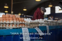 Продукция птицефабрик на прилавках одного из рынков Нижнего Новгорода
