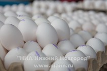 Продукция птицефабрик на прилавках одного из рынков Нижнего Новгорода