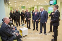 Валерий Шанцев вместе с председателем Волго-Вятского банка Сбербанка России Сергеем Мальцевым осмотрел переформатированный офис