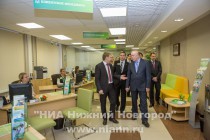 Валерий Шанцев вместе с председателем Волго-Вятского банка Сбербанка России Сергеем Мальцевым осмотрел переформатированный офис