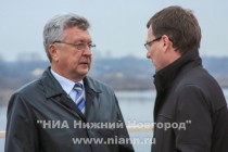Глава администрации городского округа город Бор Александр Киселев (слева)