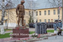 Мемориал включает доску почета с 28 именами павших в бою сотрудников специальных подразделений и памятник бойцу