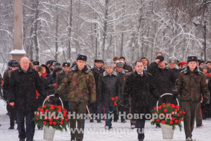 Церемония возложение цветов к Вечному огню в честь Дня Героев Отечества в Нижнем Новгороде