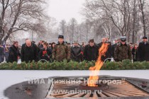 Церемония возложение цветов к Вечному огню