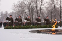 Церемония возложения гирлянды Вечному огню