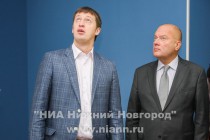 Участники выездного совещания осматривают отремонтированные внутренние помещения дома