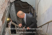 Участники выездного совещания осматривают подвальные помещения