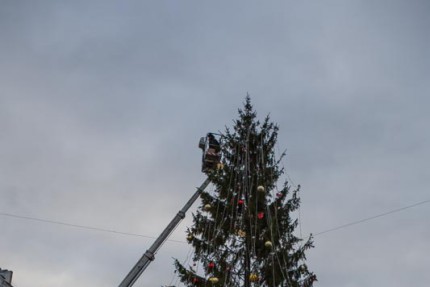Главную новогоднюю елку установили и нарядили в Нижнем Новгороде