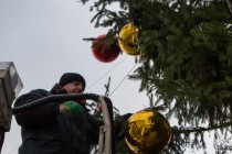 Главную городскую елку украсили елочными шарами и декоративными бантами