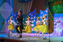 В рамках праздничной программы артисты театров города представили детям музыкальную сказку Приключения снежинки-смешинки