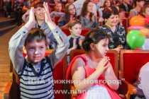 В рамках праздничной программы артисты театров города представили детям музыкальную сказку Приключения снежинки-смешинки