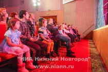 В рамках праздничной программы артисты театров города представили детям музыкальную сказку Приключения снежинки-смешинки