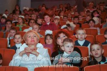 Министр социальной политики Нижегородской области Ольга Носкова (слева в центре)