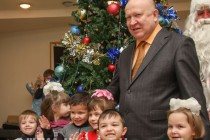 Валерий Шанцев в окружении участников Губернаторской елки