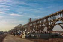 Возведение мостовых опор строящегося моста