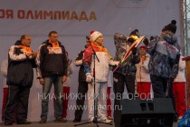 Олимпийский огонь был доставлен на сцену на площади Революции, где его встретили губернатор Валерий Шанцев и председатель Законодательного собрания Евгений Лебедев.