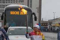 Первым факелоносцем, кому был передан огонь, стал Олимпийский чемпион по хоккею Александр Скворцов
