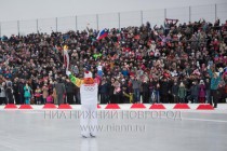 На стадионе Труд собралось более 15000 человек, чтобы встретить Олимпийский огонь