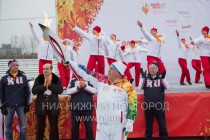 На стадионе Труд круг почета с факелом совершил мастер спорта по конькобежному спорту, заслуженный работник физической культуры России Юрий Круглов