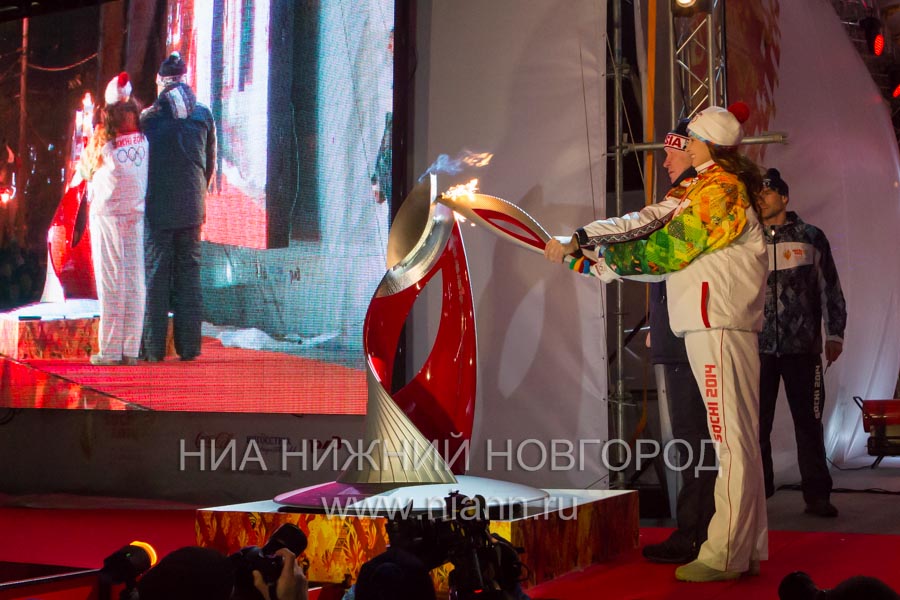 Губернатор Валерий Шанцев и двукратная олимпийская чемпионка Елена Посевина торжественно зажгли чашу Олимпийского огня на площади Минина и Пожарского в Нижнем Новгороде