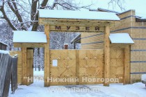 Новые деревянные ворота на входе в музей были установлены в конце 2013 года