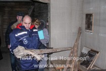 Олег Кондрашов знакомится с предметом русского деревянного зодчества – кокорой (курицей)