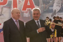 Губернатор Нижегородской области Валерий Шанцев и президент ОАО Лукойл Вагит Алекперов (слева направо) с символическим ключом от ФОКа Волжский берег в Кстово Нижегородской области
