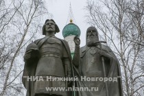Памятник установлен в Кремле, рядом с самым древним в области храмом - собором Михаила Архангела, построенном в 17 веке