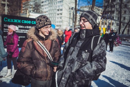 Волонтеры и сотрудники Tele2 декорировали спортивную площадку у школы №48 в Нижнем Новгороде