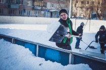 Волонтеры и сотрудники Tele2 декорировали спортивную площадку у школы №48 в Нижнем Новгороде