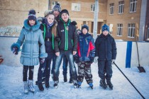 Волонтеры и сотрудники Tele2 декорировали спортивную площадку у школы №48 в Нижнем Новгороде