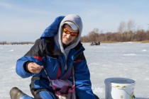 Рыбаки продолжали увлеченно ловить рыбку, в основном окуней и сорожек