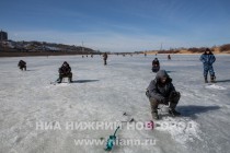 На льду собралось много рыбаков