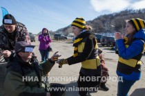 После соревнования рыбаки угощались горячим чаем с баранками и печеньем