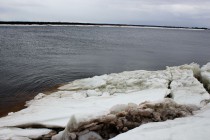 У берегов куски откалываются и падают в воду