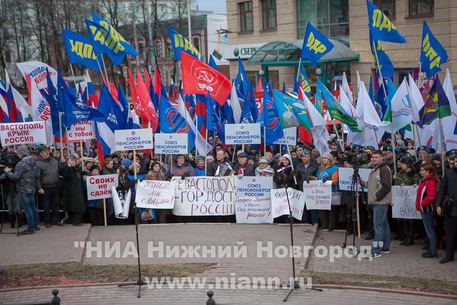 Общегородской митинг в поддержку вхождения Крыма в состав России проходит в Нижнем Новгороде 18 марта