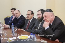 Председатель Нижегородской еврейской общины Эдуард Чапрак, главный раввин Нижнего Новгорода Шимон Бергман, руководитель комитета по делам архивов Нижегородской области Борис Пудалов, президент компании ЭГНА Марк Эвин, директор группы компаний Кронос