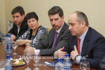 Глава администрации Нижнего Новгорода Олег Кондрашов, замглавы Нижнего Новгорода Дмитрий Бирман, директор еврейского центра Хэсэд Сара Юлия Горнушенкова, лидер еврейского молодежного клуба Нижнего Новгорода Олег Шарно (справа налево)