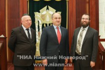 В молельном зале Нижегородской синагоги. Председатель Нижегородской еврейской общины Эдуард Чапрак, глава администрации Нижнего Новгорода Олег Кондрашов, главный раввин Нижнего Новгорода Шимон Бергман (слева направо)