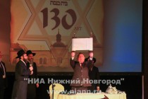 Председатель Нижегородской еврейской общины Эдуард Чапрак совершает обряд Агба -поднимание свитка Торы, - тем самым показывая свиток всем присутствующим