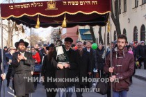 Торжественное шествие с новым свитком Торы