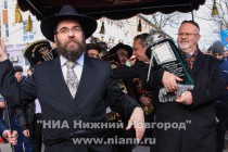 Торжественное шествие с новым свитком Торы