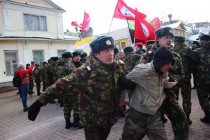 После предупреждения о недопустимости проведения шествия полиция начала задержания