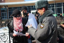 Полиция выдает предупреждение организатору митинга о недопустимости нарушения общественного порядка