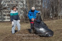 Главе города помогали наводить чистоту в сквере юные нижегородцы